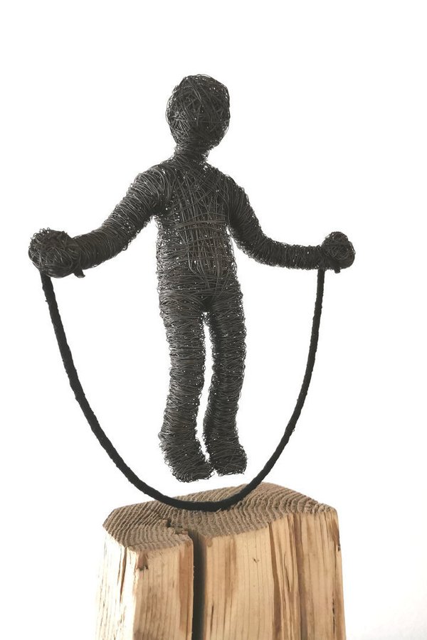 Größere Seil springende Drahtskulptur   - Handmade