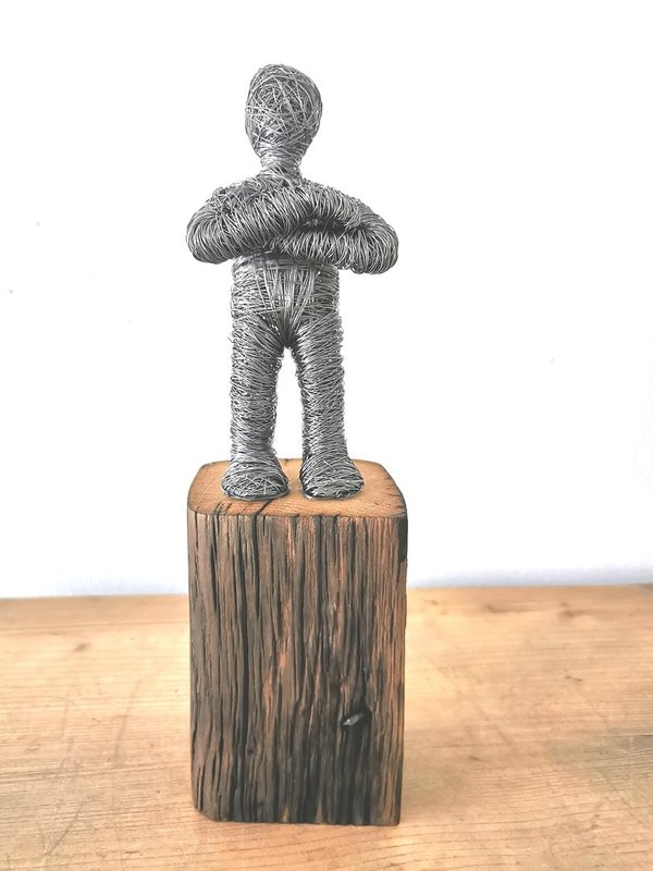 Drahtskulptur steht mit verschränkten Armen  - Handmade